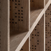 Perforált oldallap és fa polcfelület közelről – Jacquard könyvespolc