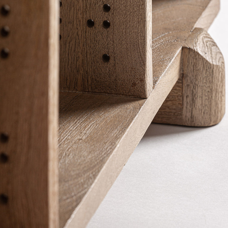 Jacquard könyvespolc alsó sarok és polctalálkozás – fa textúra közelről