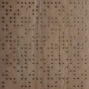 Perforált nyírfa felület közelről – Jacquard könyvespolc mintázat