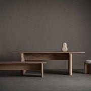 Jacquard kollekció enteriőrben – óriás étkezőasztal naturális, minimalista térben