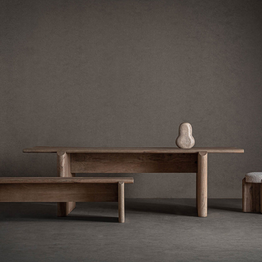 Jacquard kollekció enteriőrben – óriás étkezőasztal naturális, minimalista térben