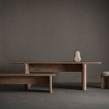 Jacquard kollekció enteriőrben – óriás étkezőasztal naturális, minimalista térben