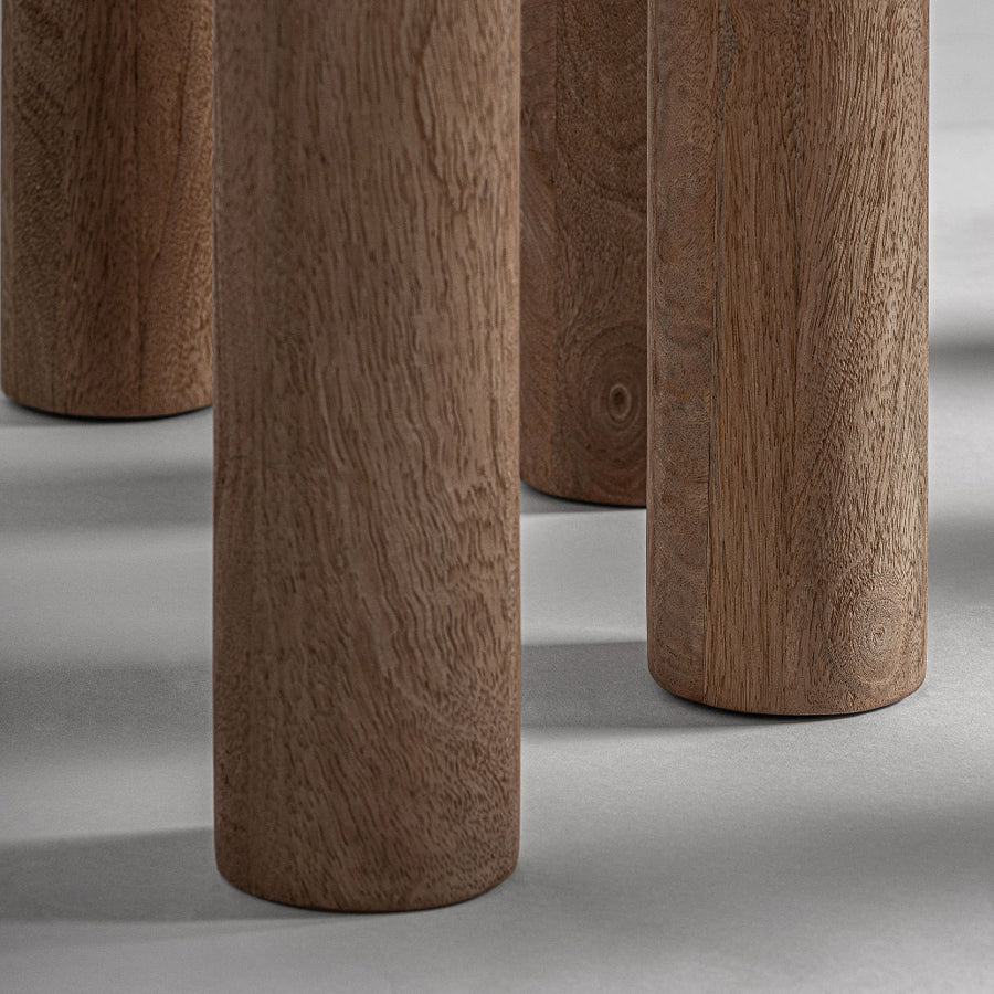 Hengeres mangófa asztallábak közelről – Jacquard étkezőasztal részletfotó