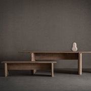 Jacquard kollekció enteriőrben – pad, étkezőasztal modern natúr térben