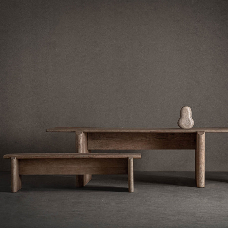 Jacquard kollekció enteriőrben – pad, étkezőasztal modern natúr térben