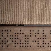 Perforált mangófa panel közelről – Jacquard dohányzóasztal