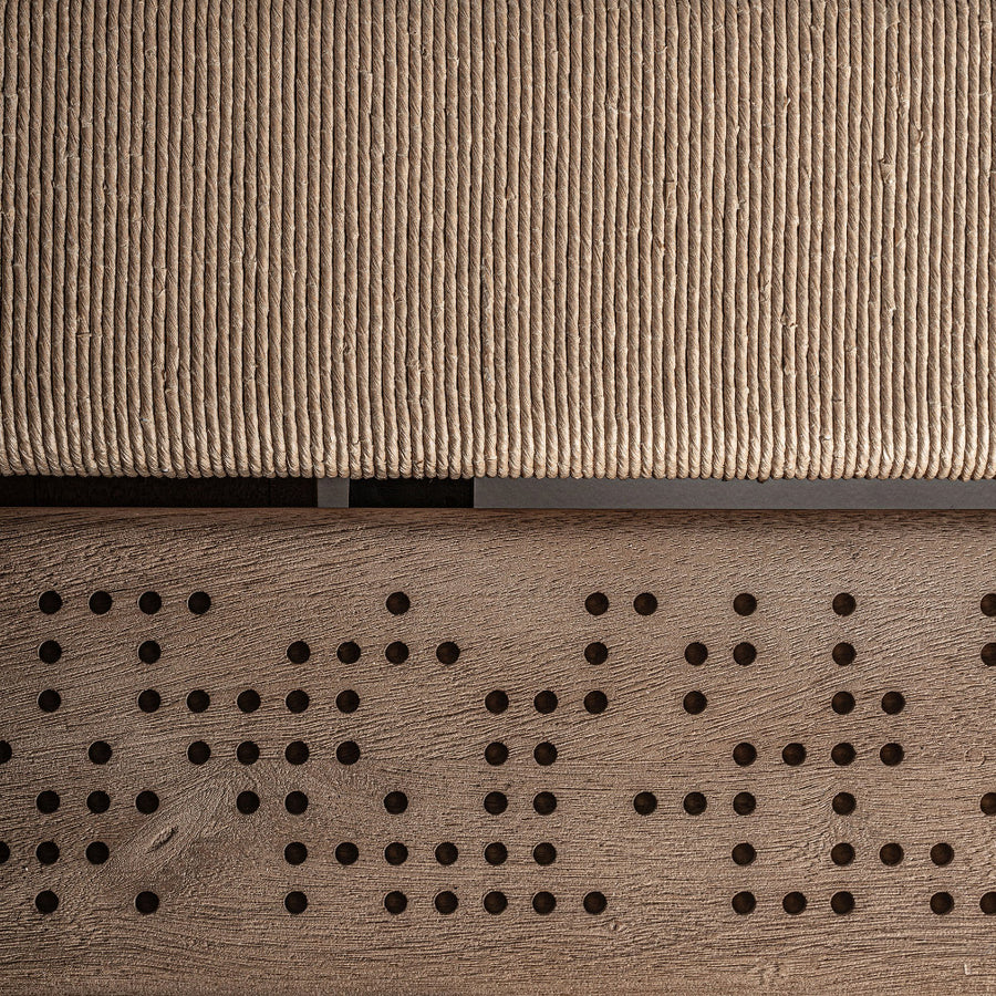 Perforált mangófa panel közelről – Jacquard dohányzóasztal