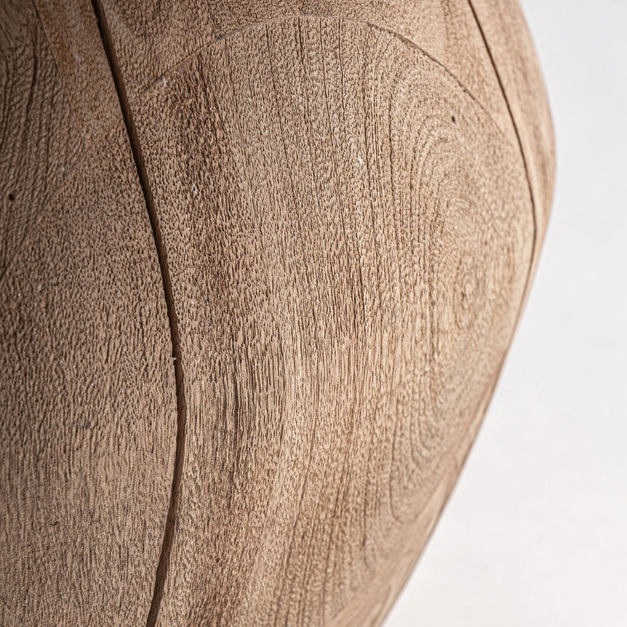 Faragott mangófa talapzat közelről – Jacquard dohányzóasztal textúrarészlet