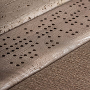 Perforált fa és barna-bézs márvány panel közelről – Jacquard lerakóasztal felületrészlet