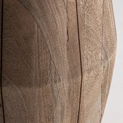 Faragott mangófa talapzat közelről – Jacquard dohányzóasztal textúrarészlet