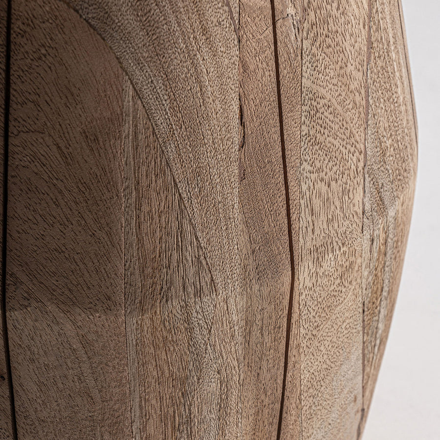 Faragott mangófa talapzat közelről – Jacquard dohányzóasztal textúrarészlet