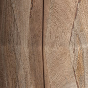 Faragott mangófa talapzat illesztése közelről – Jacquard dohányzóasztal textúrarészlet