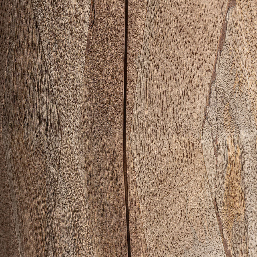 Faragott mangófa talapzat illesztése közelről – Jacquard dohányzóasztal textúrarészlet