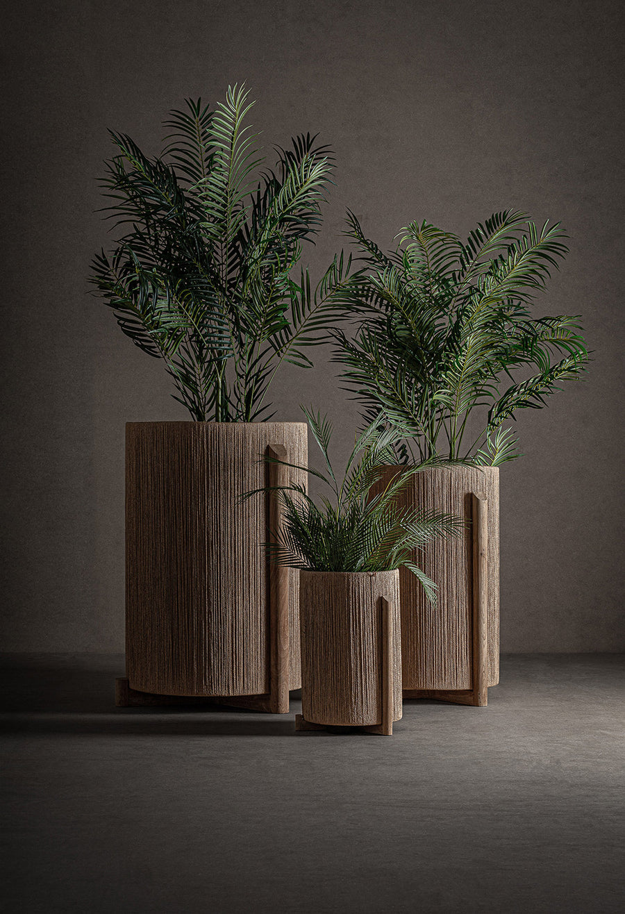 Jacquard kollekció raffia burkolatú nagyméretű kaspói műnövényekkel – enteriőrfotó