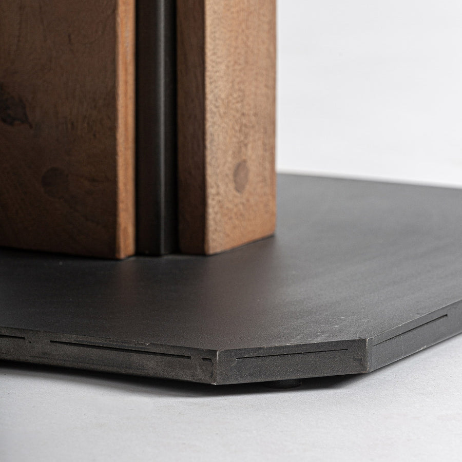 Fekete vas talp részlet – masszív szerkezet, loft dizájn