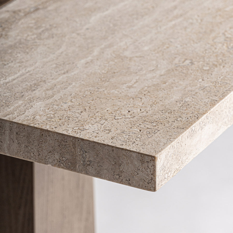 Travertin asztallap részlet – bézs tónus, természetes mintázat