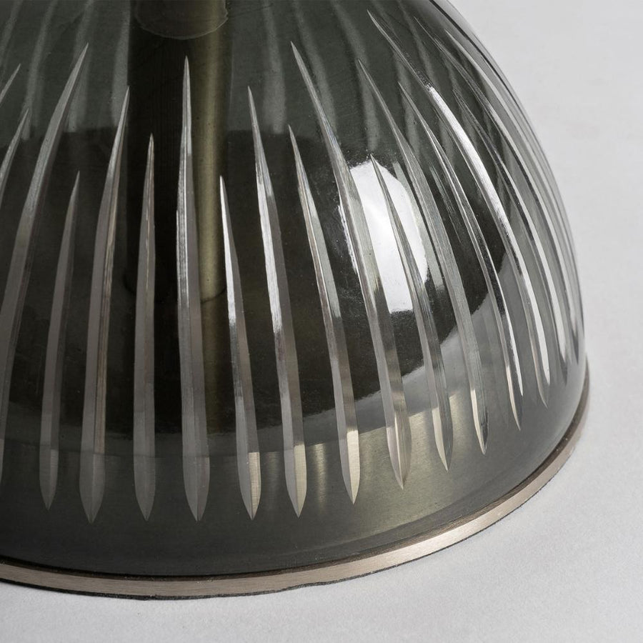 Sötétszürke bordázott üveg dekor talapzat – áttetsző felület és fényjáték