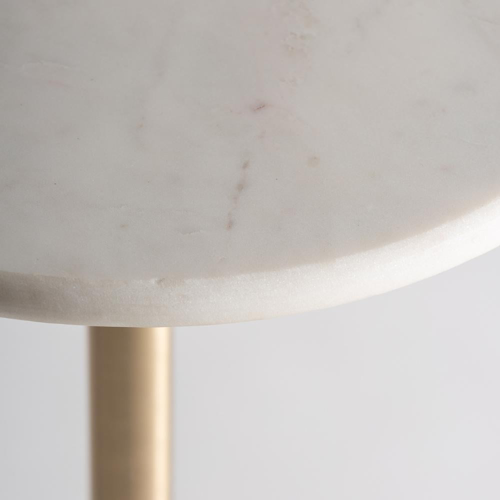 Fehér márvány asztallap részletfotó – lekerekített él és finom erezet