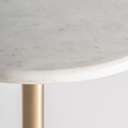 Fehér márvány asztallap részletfotó – finom erezet és lekerekített él, Sintra kollekció