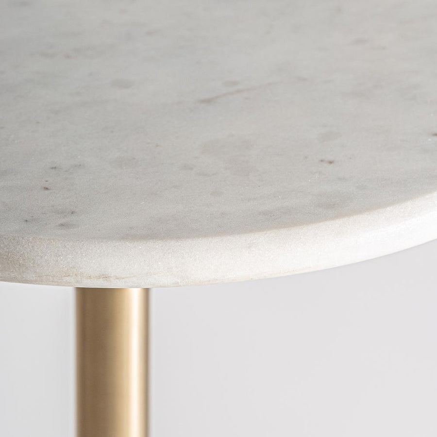 Fehér márvány asztallap részletfotó – finom erezet és lekerekített él, Sintra kollekció