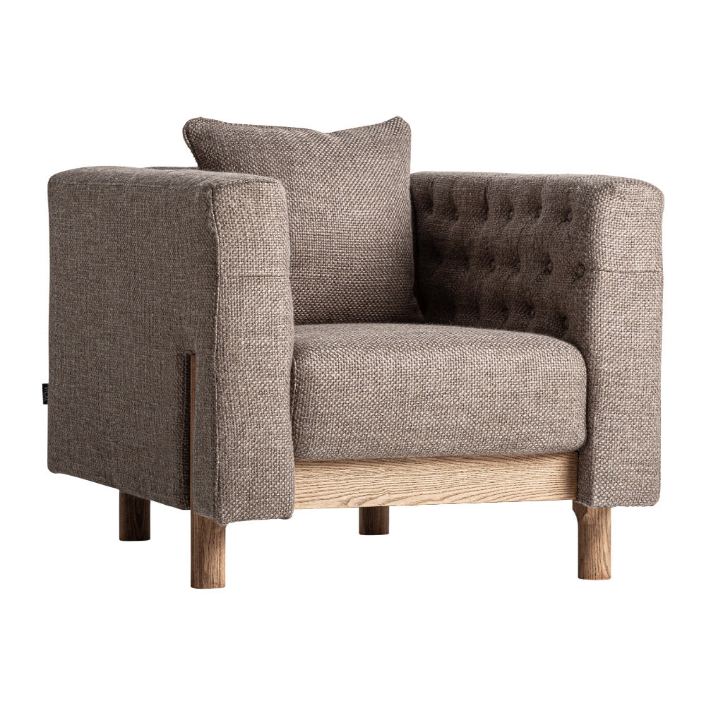 Carlton dizájn fotel oldalnézetből – gombbehúzásos háttámla és karfa részletek