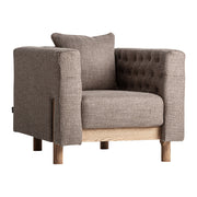 Carlton dizájn fotel oldalnézetből – gombbehúzásos háttámla és karfa részletek