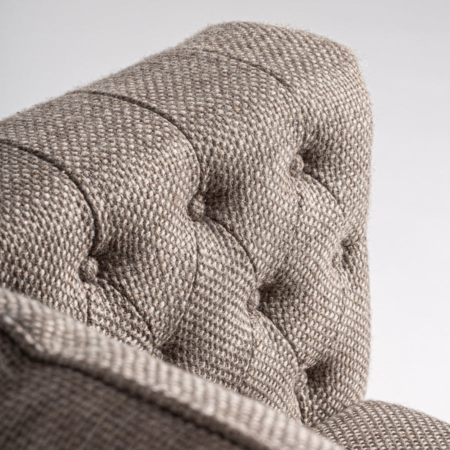 Gombbehúzásos háttámla közelről – klasszikus technika kortárs kivitelben