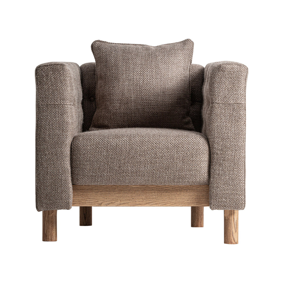 Középszürke kárpitozású Carlton fotel – frontális nézet, süllyesztett fa lábazattal