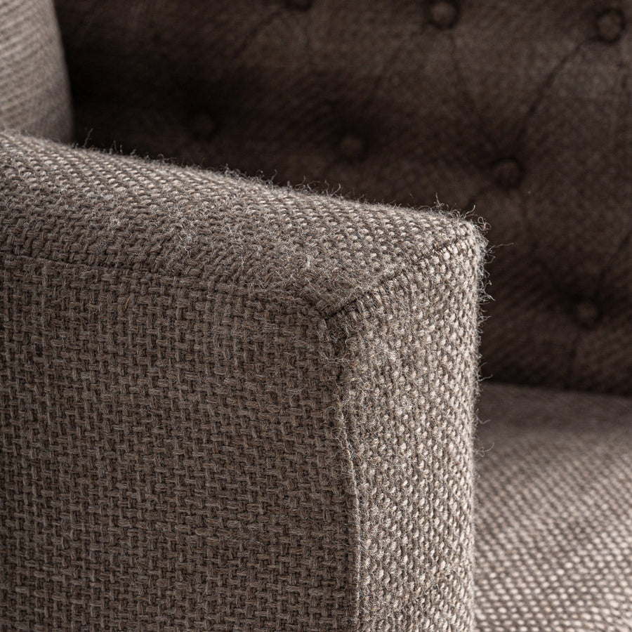 Gombbehúzásos kárpit részlet – strukturált poliészter szövet közeli fotó