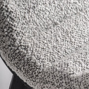 Buklé kárpitos ülőfelület részlete – puha textúra, szürke árnyalat