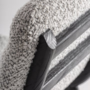 Fekete nyírfa láb és buklé kárpit találkozása – részletfotó