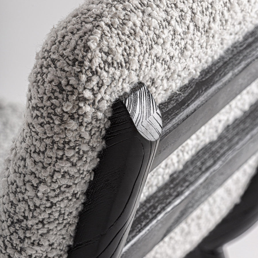 Fekete nyírfa láb és buklé kárpit találkozása – részletfotó