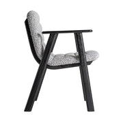 Jacquard karfás szék oldalnézet – ergonomikus ülés és fa karfa