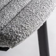 Buklé kárpitos ülőfelület közelről – szürke árnyalat