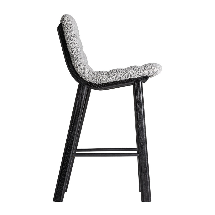 Bárszék oldalnézet – ívelt háttámla és párnázott ülés