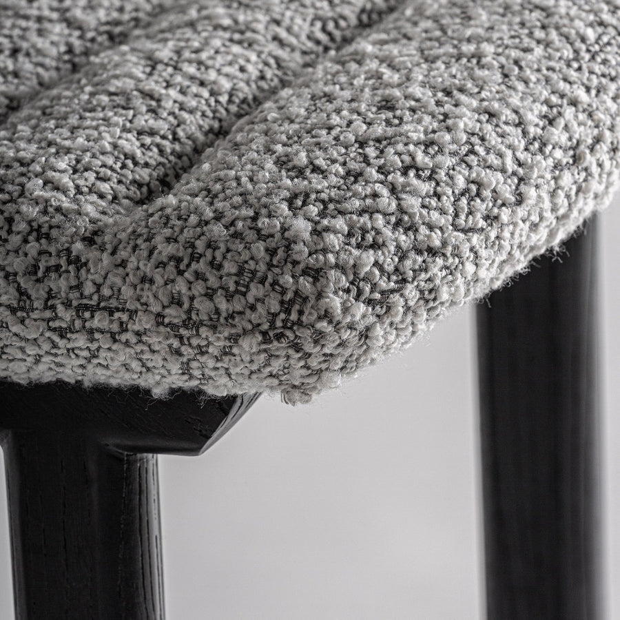 Szürke buklé kárpitos ülőfelület részletfotó – texturált kárpit