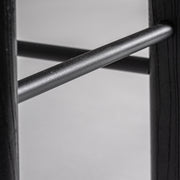 Fekete fém lábtartó közelről – Jacquard bárszék