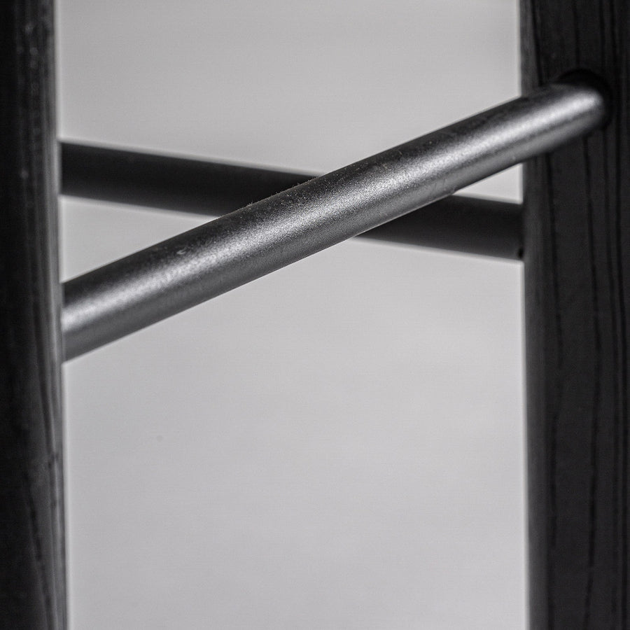 Fekete fém lábtartó közelről – Jacquard bárszék