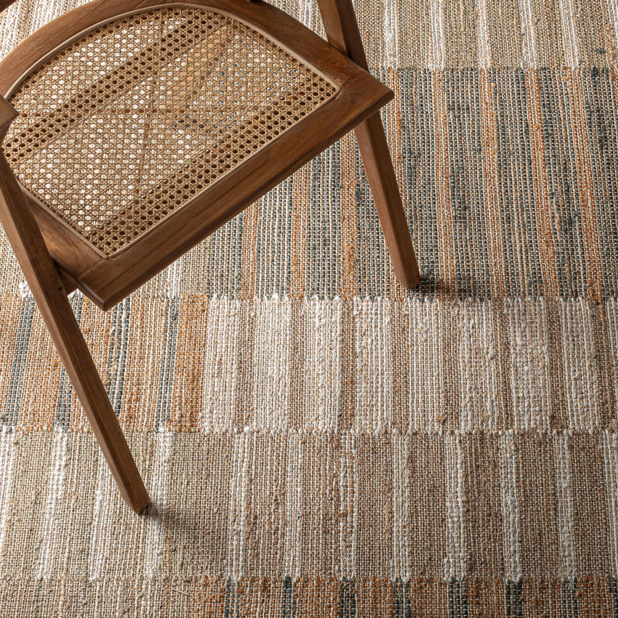 Keala szőnyeg enteriőrben – természetes hangulatú kortárs térben elhelyezve