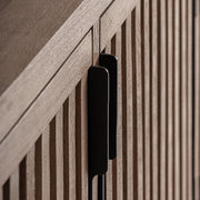 Gàbia tálaló fekete fém fogantyú részlet lamellás ajtófronton