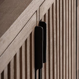 Gàbia tálaló fekete fém fogantyú részlet lamellás ajtófronton