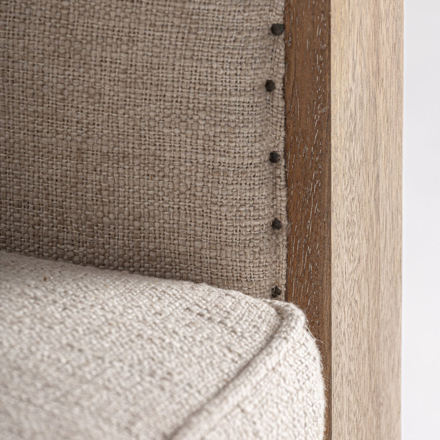 Kárpit és fa csatlakozás – szegecselt díszítés részlete