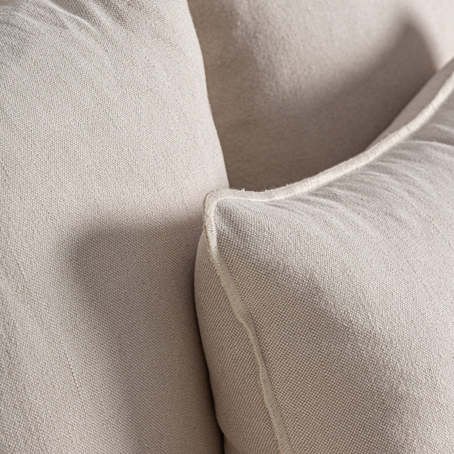 Díszpárna részlet – vászon anyag és dekoratív varrás