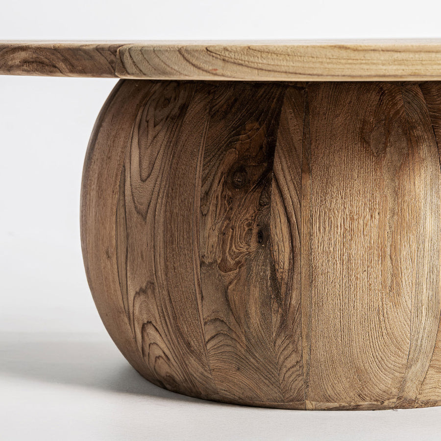 Szoborszerű teakfa lábazat részlet – tömör, organikus forma