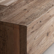 Újrahasznosított fenyőfa ágykeret részlet – rusztikus felület és természetes erezet