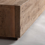 Natúr fenyőfa ágykeret sarokrészlet – meleg árnyalat és homokfúvott felület