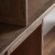 Brusque polc rekeszeinek részlete – kiegyensúlyozott arányok és nyitott szerkezet