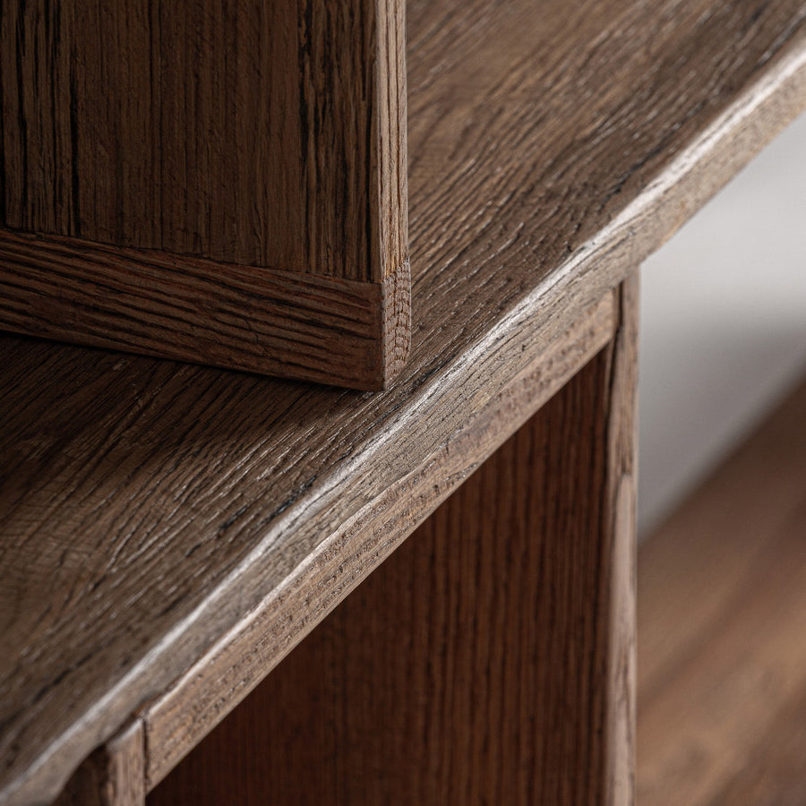 Brusque polc rekeszeinek részlete – kiegyensúlyozott arányok és nyitott szerkezet