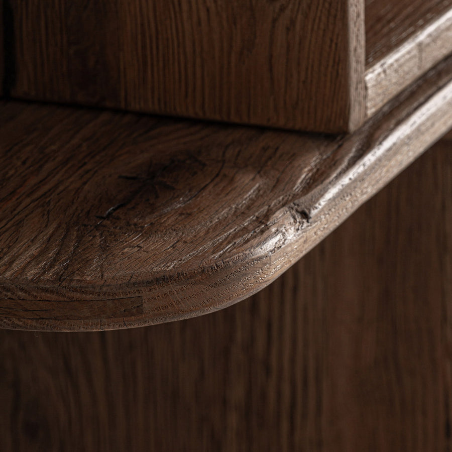 Brusque könyvespolc részlet – stabil szerkezet és természetes tölgyfa felület