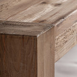 Natúr fenyőfa pad részletfotó – homokfúvott felület és természetes erezet